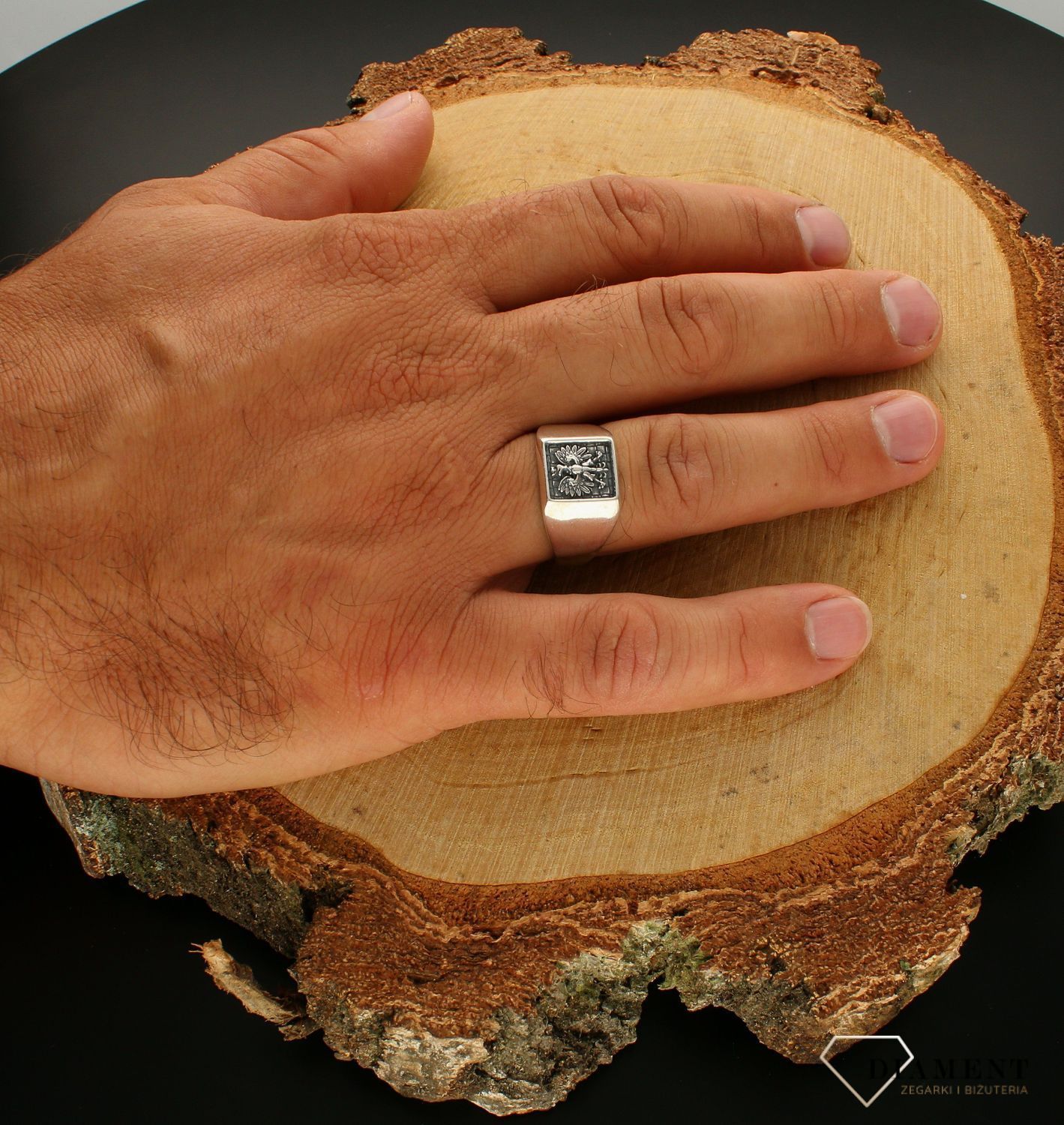 Srebrny pierścionek 925 sygnet Orzeł DIA-PRS-400514 AT-925. Męski sygnet wykonany z najwyższej próby srebra 925 z kwadratową góra. Męska biżuteria z orłem. Srebrny sygnet wykonany z próby 925 z motywem orła umieszczonego na .jpg